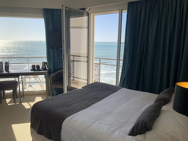 Chambre panoramique double, balcon, vue sur la mer | Literie de qualité, bureau, rideaux d’obscurcissement