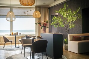 Tägliches Frühstücksbuffet (15 EUR pro Person)