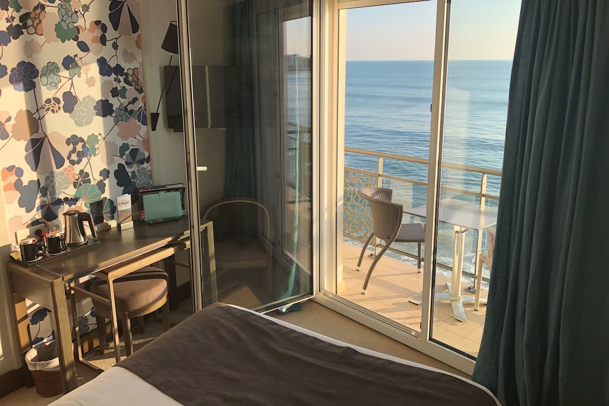 Premium bedding, desk, blackout curtains, free WiFi