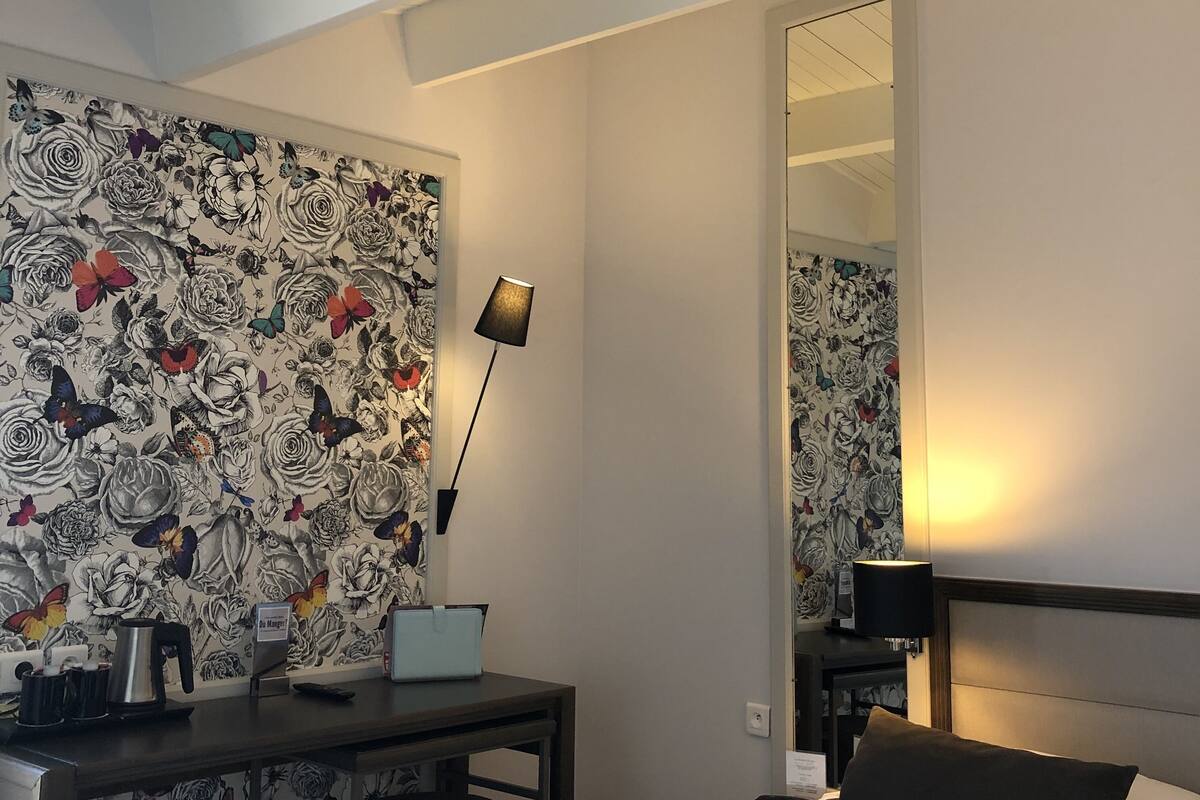 Premium bedding, desk, blackout curtains, free WiFi