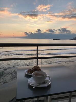 Beach/ocean view - Hôtel & Spa Les Roches Noires (Les Sables-d'Olonne)