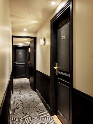 Communicating Rooms 