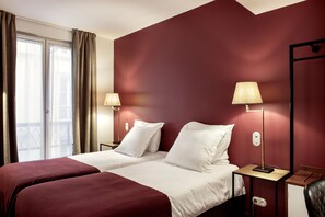 Communicating Rooms  | 1 bedroom, in-room safe, individually furnished, desk
