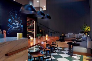 2 bares y 1 pub gastronómico