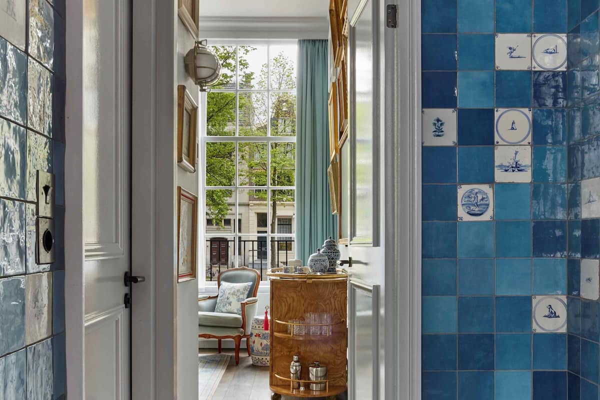 porcelain suite | living area | led tv