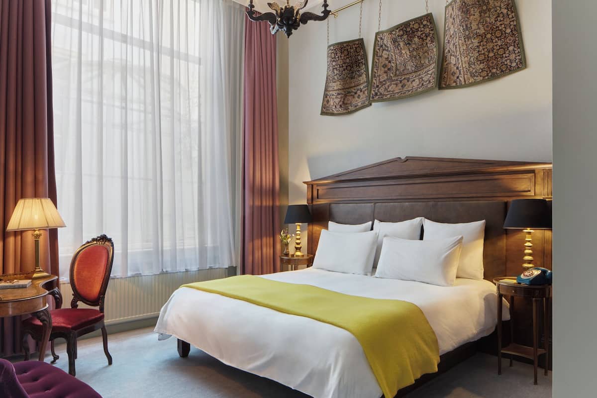 Egyptian cotton sheets, premium bedding, minibar, in-room safe