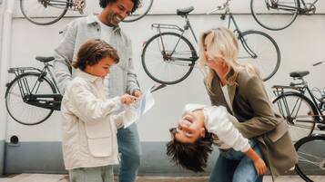 Un grupo de personas en un espacio interior, con bicicletas colgadas en la pared.
