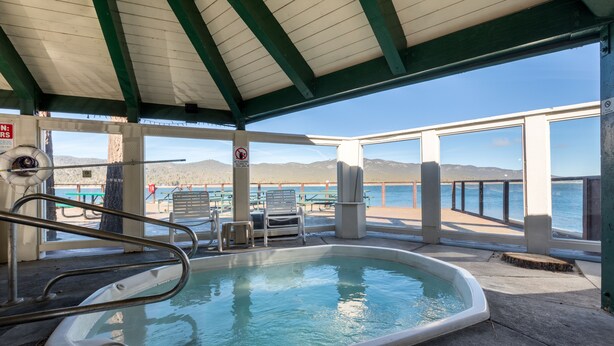 An outdoor swimming pool with a view of the beach and mountains. - Lagonita Lodge (Big Bear Lake)