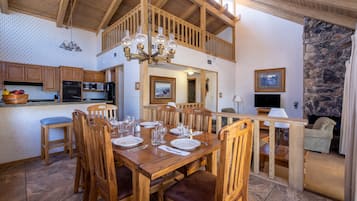 Apartamento, 2 habitaciones (Lake Shore, Non-AC) | Servicio de comidas en la habitación