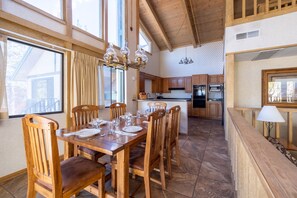 Apartamento, 2 habitaciones (Lake Shore, Non-AC) | Servicio de comidas en la habitación