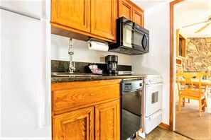 Condo, 1 Bedroom (2 Bath LakeView, Non-AC) | Private kitchen