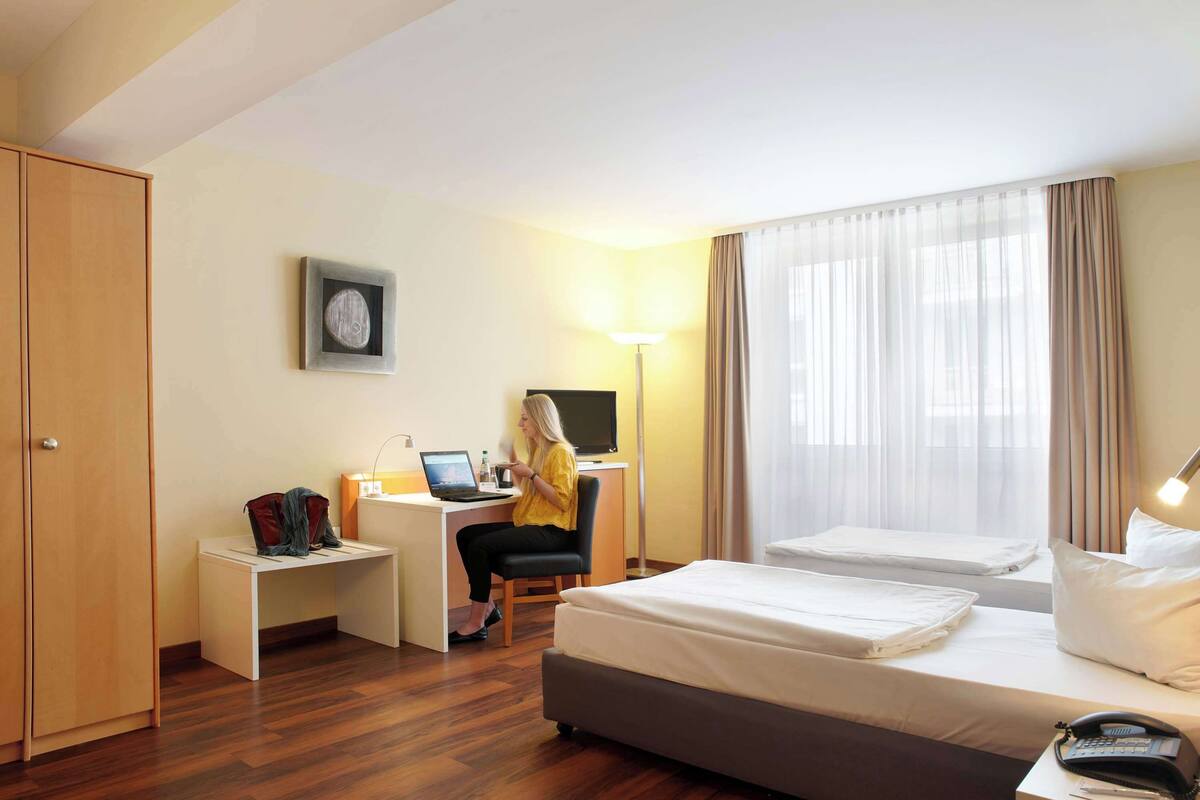 Phòng hạng Business, 2 giường đơn (Quiet Location) | Bộ đồ giường kháng dị ứng, bàn, khu vực làm việc phù hợp cho laptop 
