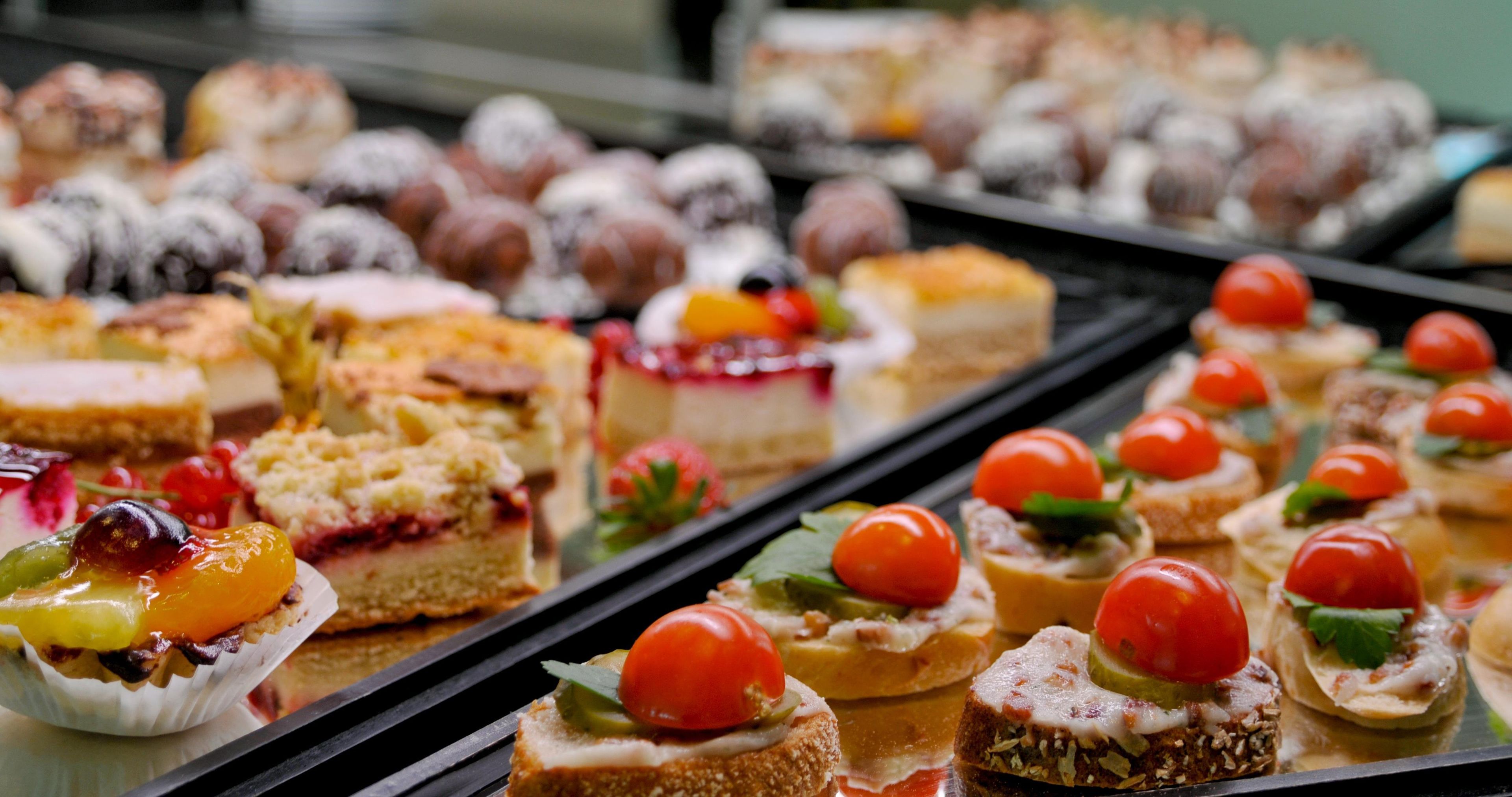 Una selezione di dolci esposti su un vassoio.