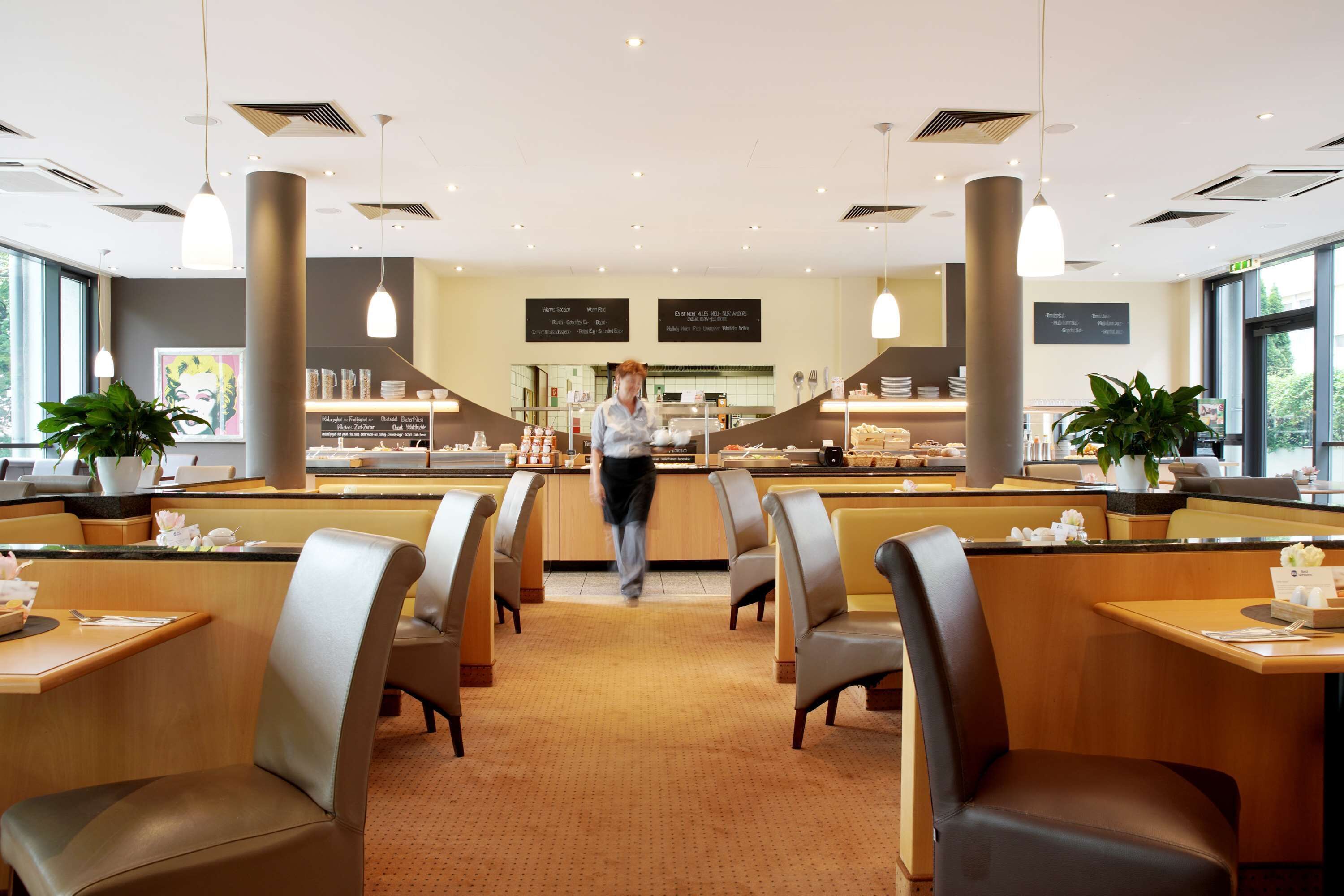 朝食 (ビュッフェ)、毎日提供 (1 名様 22 EUR)