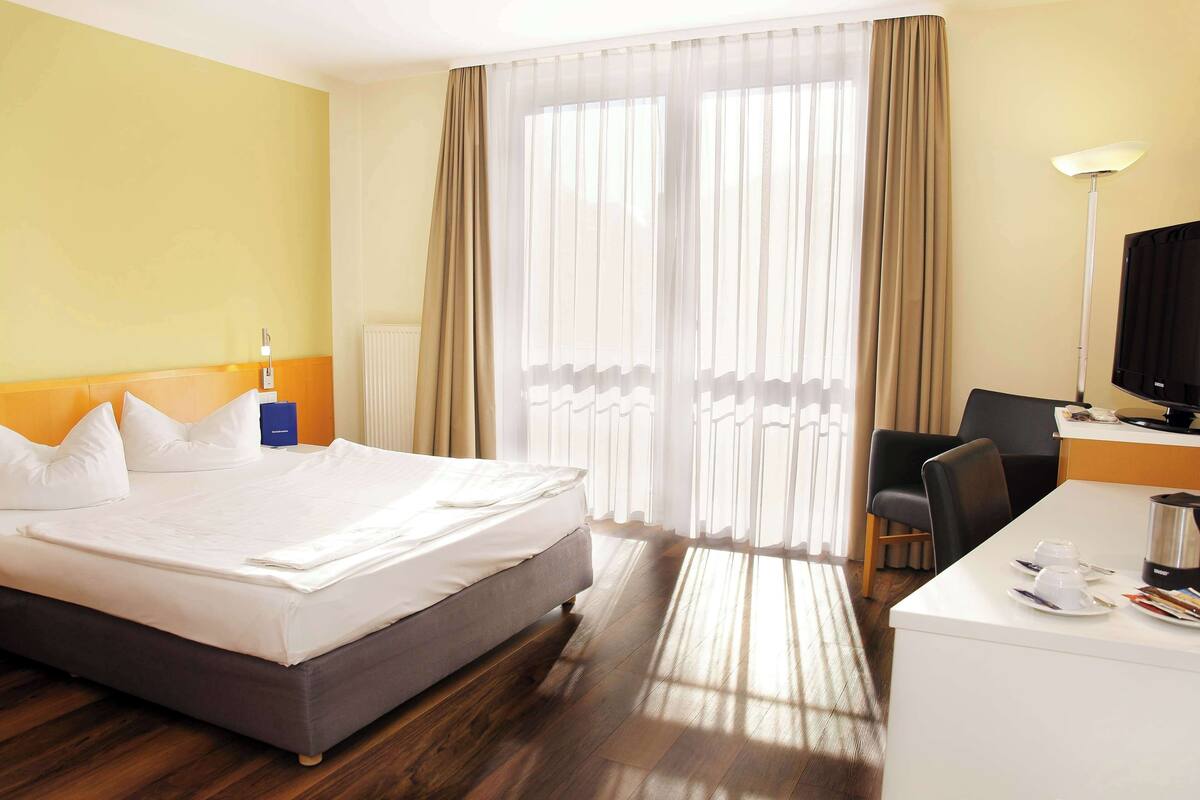 Phòng hạng Business, 1 giường cỡ queen (Quiet Location) | Bộ đồ giường kháng dị ứng, bàn, khu vực làm việc phù hợp cho laptop 