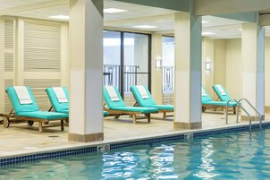 Un área de piscina con sillones de descanso y una piscina.