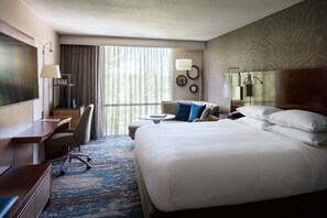 Luxe beddengoed, een bureau, een laptopwerkplek