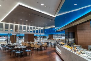 5 restaurants, breakfast, lunch, dinner served; international cuisine