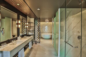 Separate tub and shower, free toiletries, hair dryer, bathrobes - InterContinental Dhaka by IHG (Dhaka)