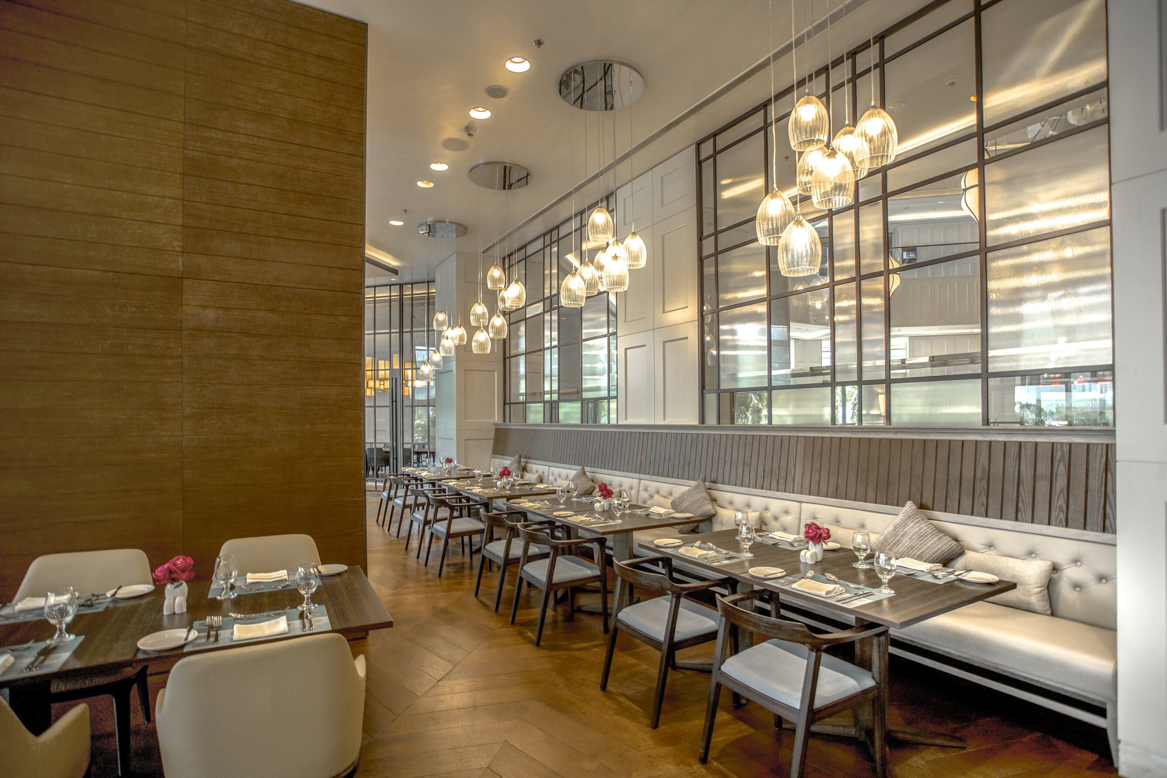 5 restaurants, breakfast, lunch, dinner served; international cuisine