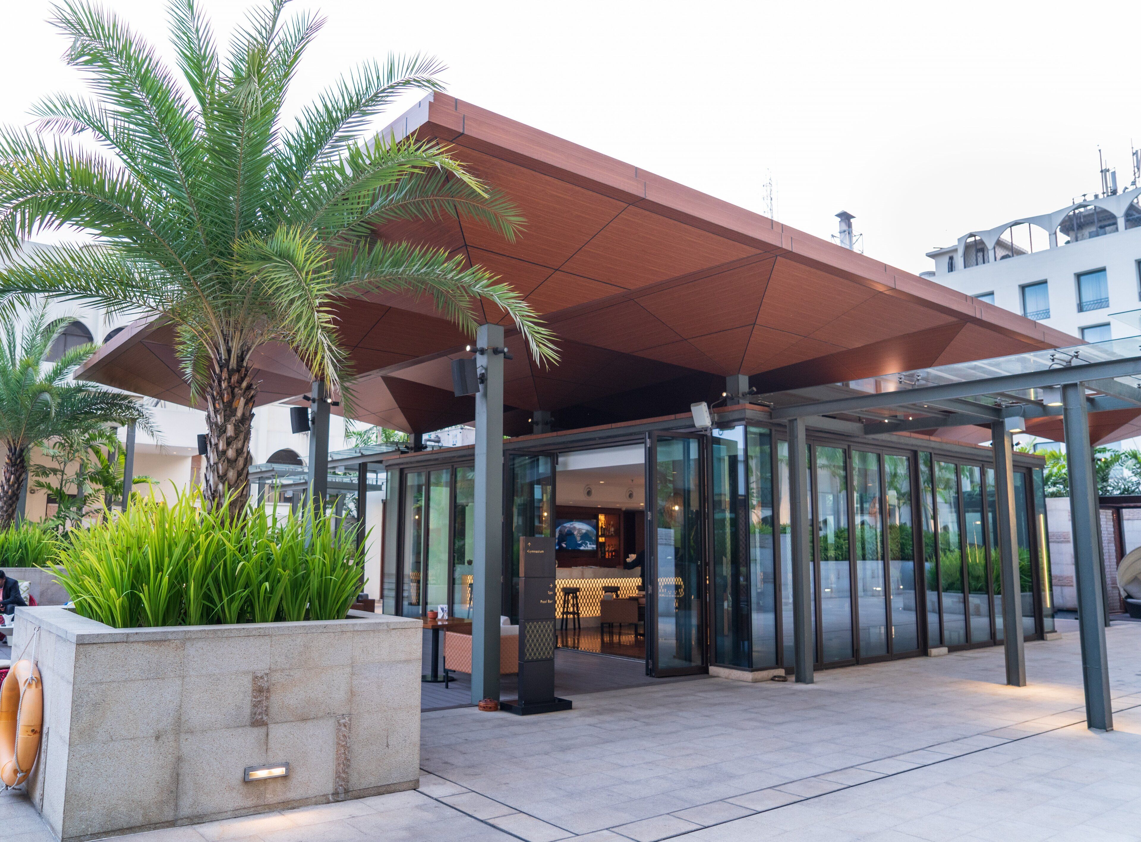 5 restaurants, breakfast, lunch, dinner served; international cuisine