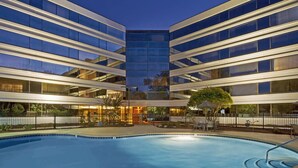 Piscina externa sazonal, funciona das 9h às 21h, guarda-sóis