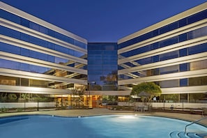 Seasonal outdoor pool, open 9:00 AM to 9:00 PM, pool umbrellas - Hilton Durham near Duke University (Durham)