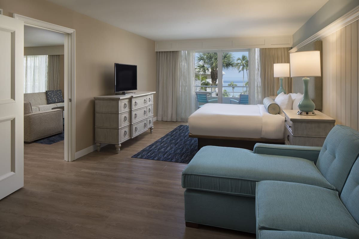 flat-screen tv, netflix, hulu, pay films