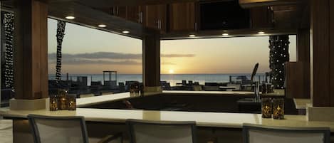 2 piscine all'aperto, ombrelloni da piscina, lettini