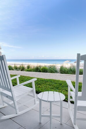 Suite, 2 kamar tidur, menghadap pantai (King/Queen with Lanai) | Teras/patio