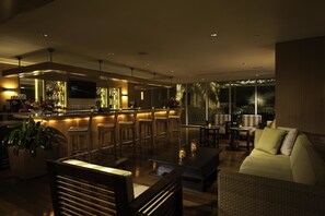 2 bares/lounges, bar ao lado da piscina