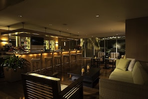 2 bares/lounges, bar ao lado da piscina