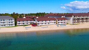 En privat strand, hvidt sand, gratis strandhytter, parasoller