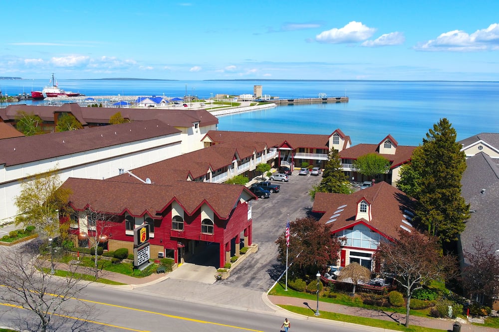 Super 8 by Wyndham Mackinaw City/Beachfront Area