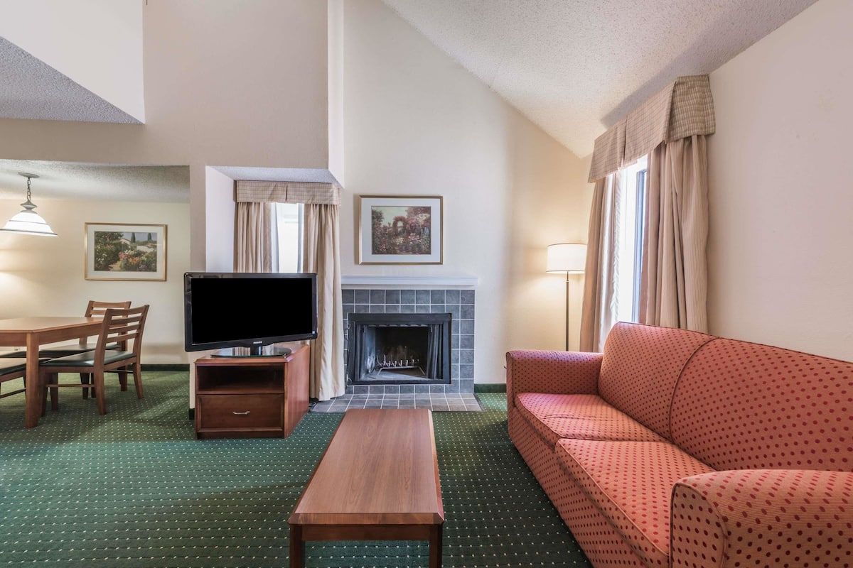 Suite, Multiple Beds, Non Smoking (Loft) | Desk, iron/ironing board, free cots/infant beds, free WiFi