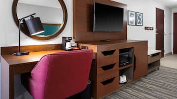 Escritorio, cortinas blackout y tabla de planchar con plancha