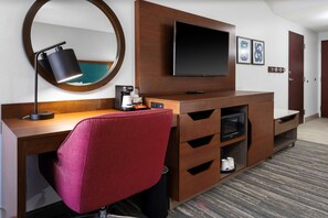 Desk, blackout drapes, iron/ironing board, free cribs/infant beds - Hampton Inn by Hilton Concord/Bow (Bow)
