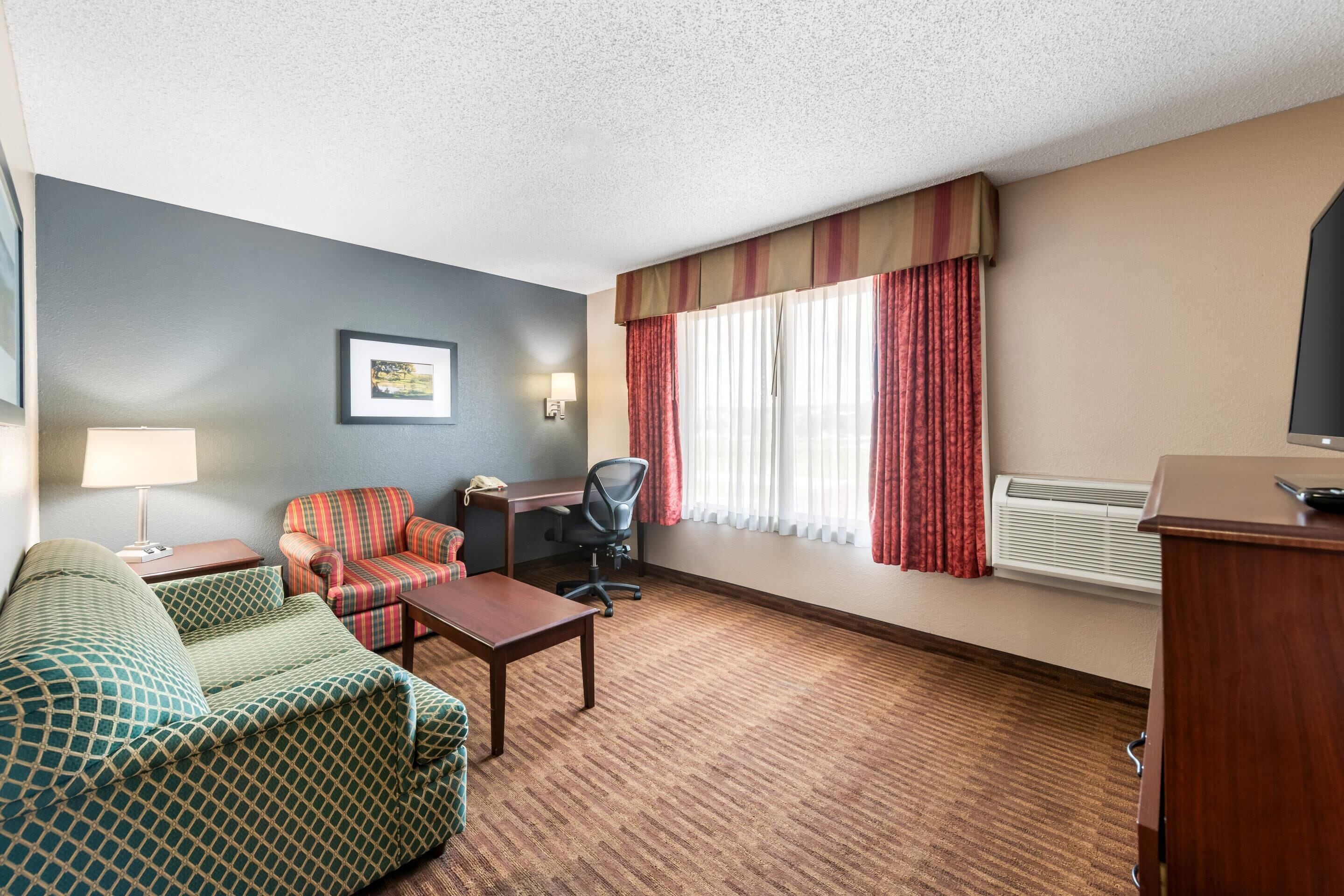 Suite, 1 King Bed, Non Smoking | In-room safe, desk, iron/ironing board, rollaway beds (surcharge)