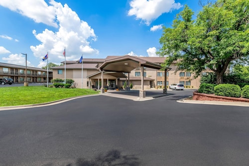 Quality Inn & Suites Lawrence - University Area