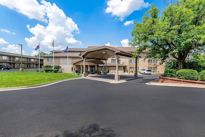 Quality Inn & Suites Lawrence - University Area