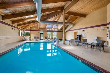 Indoor pool, sun loungers