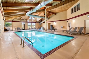 Una piscina techada, sillones reclinables de piscina