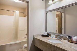 Standardzimmer, 2 Queen-Betten, Nichtraucher (Pet-Friendly) | Badezimmer | Duschwanne, kostenlose Toilettenartikel, Haartrockner, Handtücher