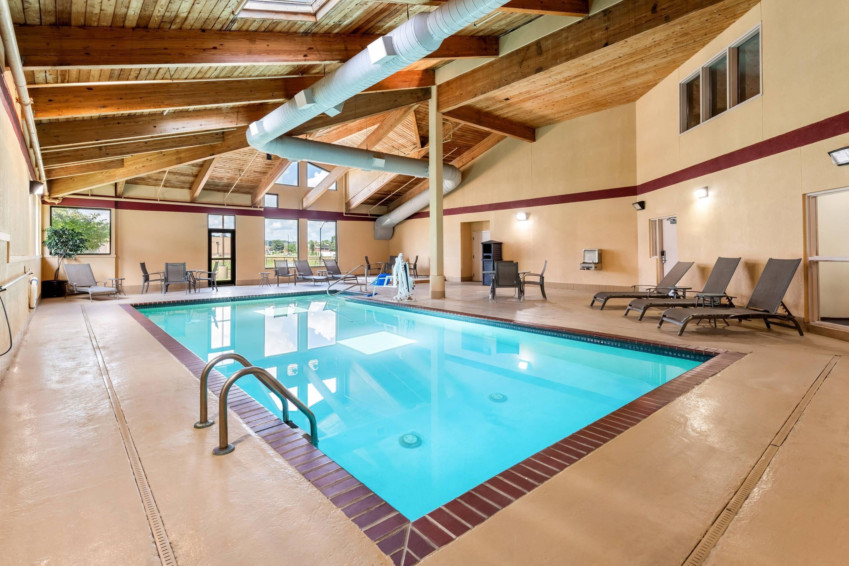 Indoor pool, pool loungers