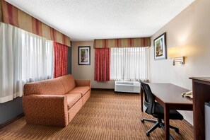 In-room safe, desk, iron/ironing board, rollaway beds (surcharge) - Quality Inn & Suites Lawrence - University Area (Lawrence)