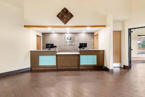 Lobby - Quality Inn & Suites Lawrence - University Area (Lawrence)