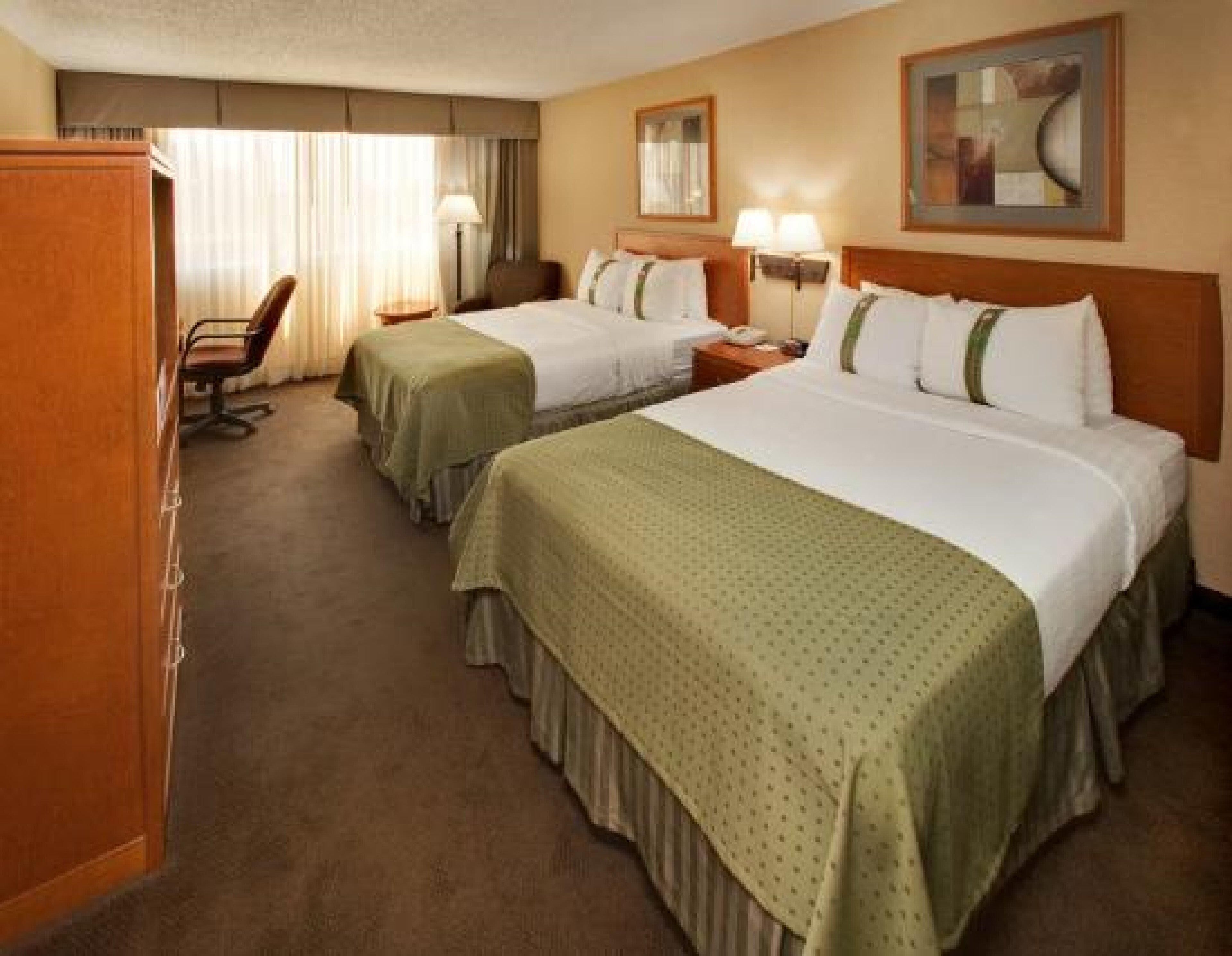 Luxe beddengoed, pillowtop-bedden, een laptopwerkplek