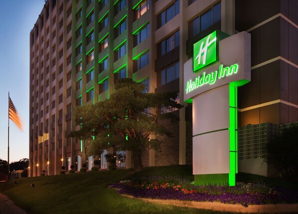 Exterior - Holiday Inn Downtown - Mercy Area by IHG (Des Moines)