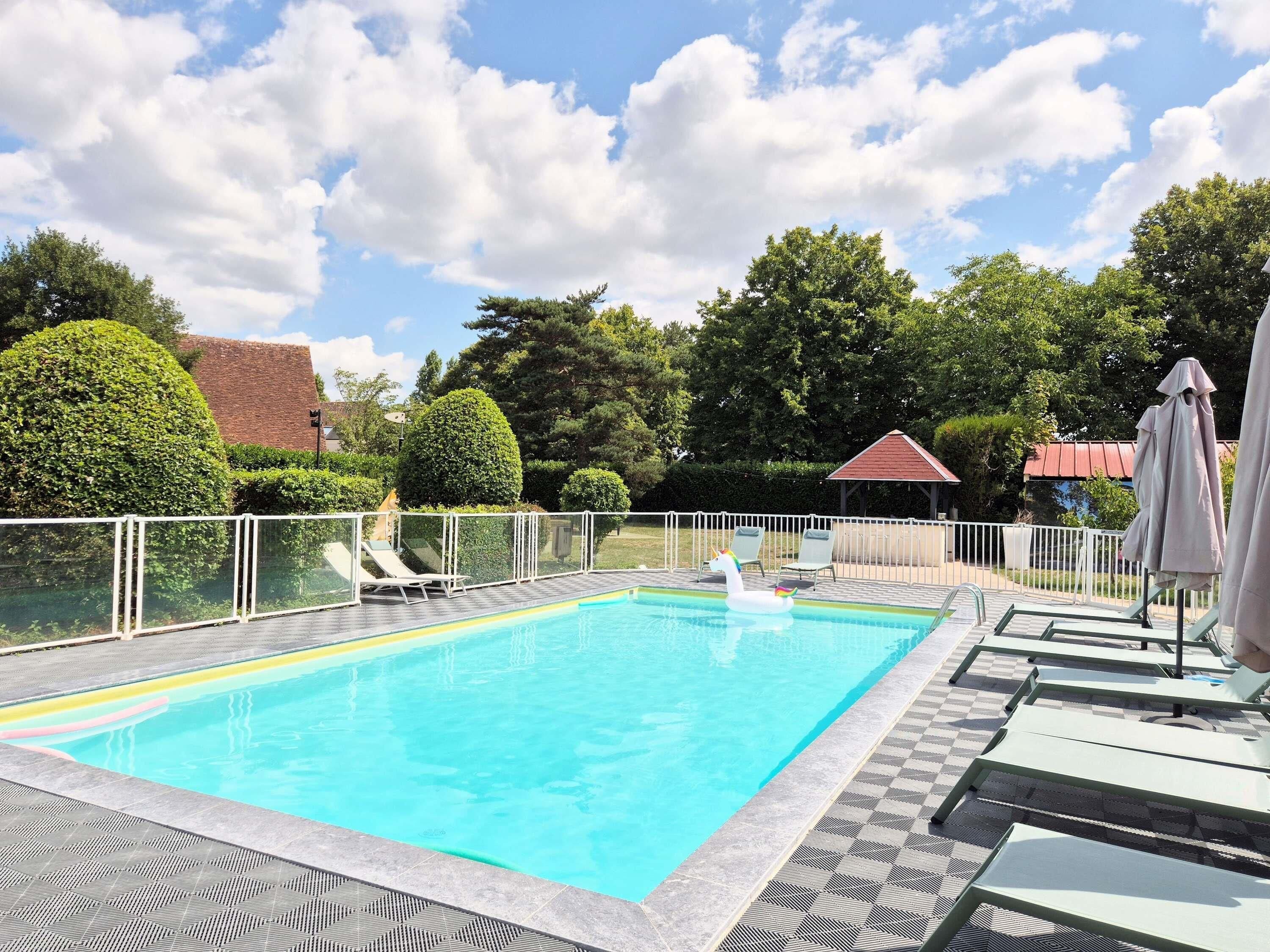 Een seizoensgebonden buitenzwembad