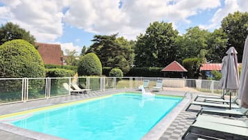 Een seizoensgebonden buitenzwembad